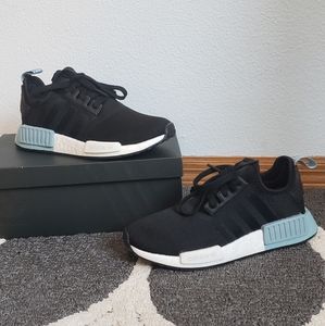 SOLD!!!!🎉🎉BRAND NEW Addidas NMD R1